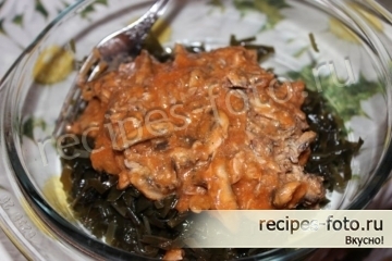 Салат с килькой в томате, кириешками и морской капустой