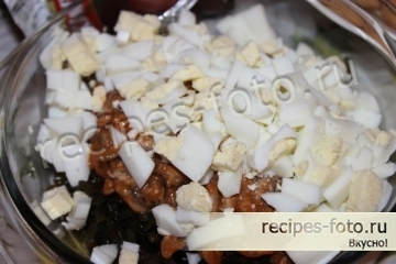Салат с килькой в томате, кириешками и морской капустой
