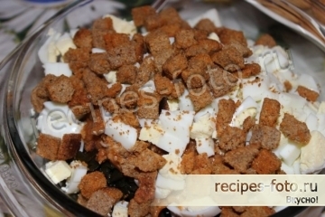 Салат с килькой в томате, кириешками и морской капустой