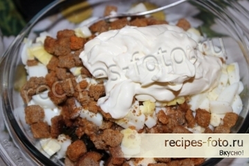 Салат с килькой в томате, кириешками и морской капустой