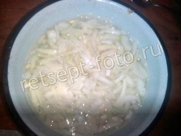 Салат с колбасой и яичными блинами