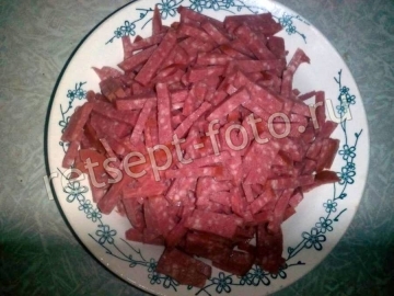 Салат с колбасой и яичными блинами