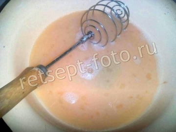 Салат с колбасой и яичными блинами