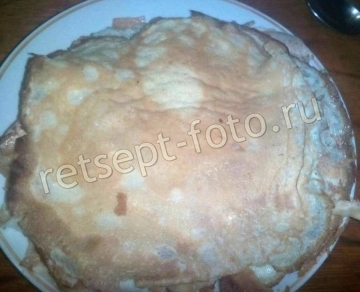 Салат с колбасой и яичными блинами