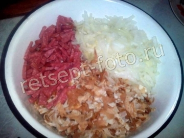 Салат с колбасой и яичными блинами