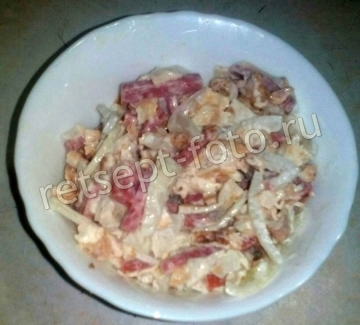 Салат с колбасой и яичными блинами