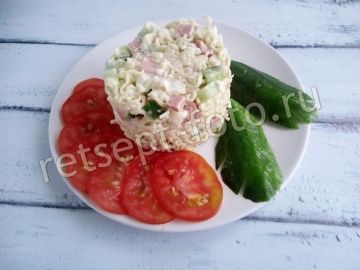 Салат с колбасой и лапшой быстрого приготовления