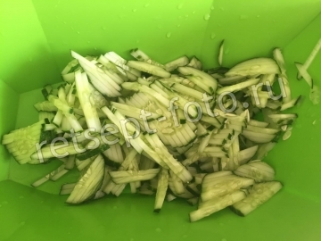 Салат с колбасой, кукурузой и чипсами