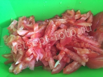 Салат с колбасой, кукурузой и чипсами