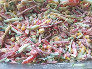 Салат с колбасой, кукурузой и чипсами