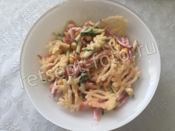 Салат с колбасой, кукурузой и чипсами
