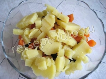 Салат с копченой колбасой и оливками на праздник