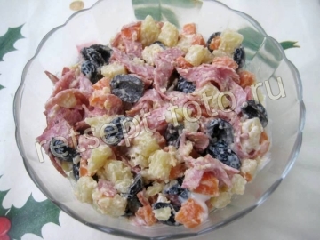 Салат с копченой колбасой и оливками на праздник