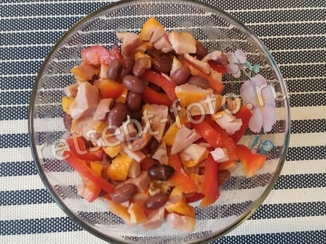 Салат с копченой курицей и фасолью