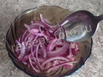 Салат с копченой курицей и фасолью