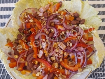 Салат с копченой курицей и фасолью