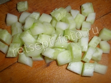 Салат с копченой курицей и листьями салата