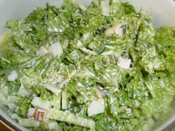 Салат с копченой курицей и листьями салата