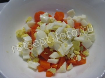 Салат с копченой рыбой и яйцом