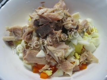 Салат с копченой рыбой и яйцом