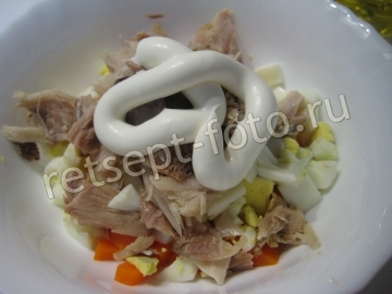 Салат с копченой рыбой и яйцом