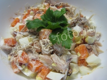 Салат с копченой рыбой и яйцом