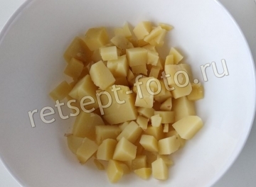Салат с копченой рыбой, картофелем и огурцом