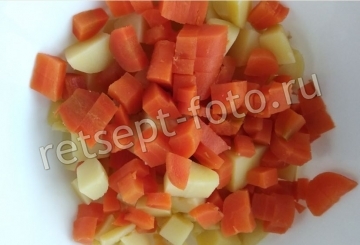 Салат с копченой рыбой, картофелем и огурцом