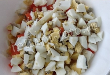 Салат с копченой рыбой, картофелем и огурцом