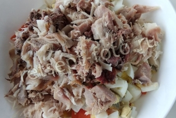 Салат с копченой рыбой, картофелем и огурцом