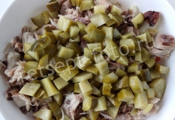 Салат с копченой рыбой, картофелем и огурцом