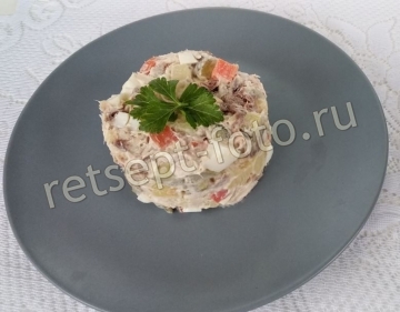 Салат с копченой рыбой, картофелем и огурцом