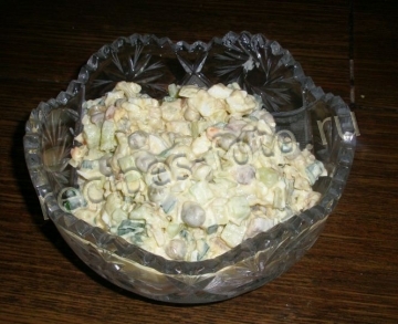 Салат с копченой скумбрией и горошком на праздник
