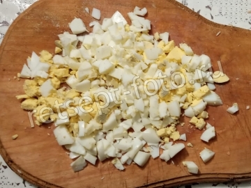 Салат с корейской морковкой и колбасой