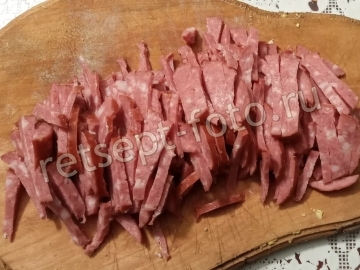 Салат с корейской морковкой и колбасой
