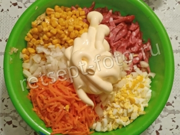 Салат с корейской морковкой и колбасой