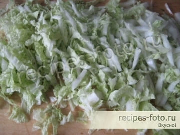 Салат с крабовыми палочками, кукурузой и пекинской капустой