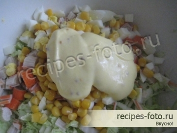 Салат с крабовыми палочками, кукурузой и пекинской капустой