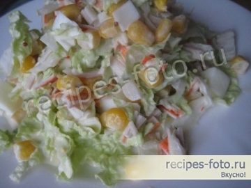 Салат с крабовыми палочками, кукурузой и пекинской капустой