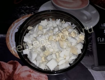 Салат с крабовыми палочками, грибами и авокадо