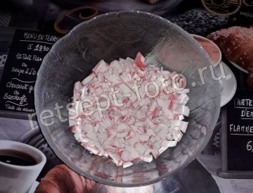 Салат с крабовыми палочками, грибами и авокадо