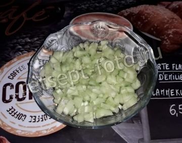 Салат с крабовыми палочками, грибами и авокадо