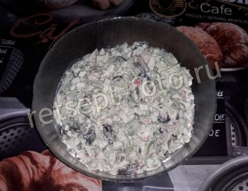 Салат с крабовыми палочками, грибами и авокадо