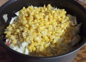 Салат с крабовыми палочками и капустой