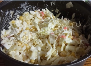 Салат с крабовыми палочками и капустой