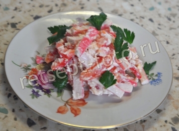 Салат с крабовыми палочками и помидорами