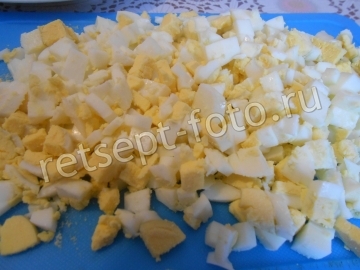 Салат с крабовыми палочками и сухариками