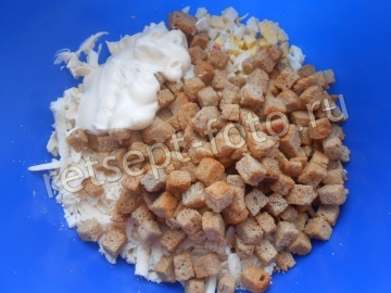 Салат с крабовыми палочками и сухариками