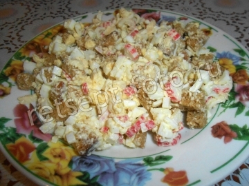 Салат с крабовыми палочками и сухариками