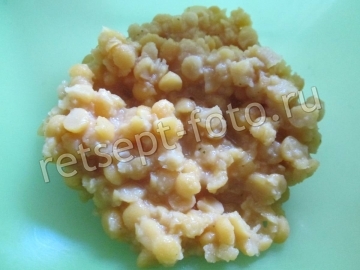 Салат с крабовыми палочками и сухим горохом